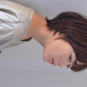 外ハネショートヘアで秋らしく。