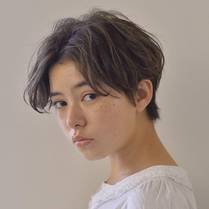 ショートヘアは女性を美しく見せます。