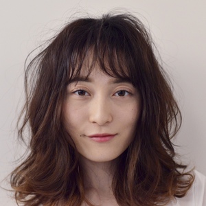 ミディアムヘアがオススメ。パーマヘアでこなれた感じ女性さを。