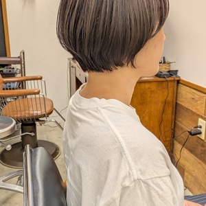 伸ばし途中のショートボブ