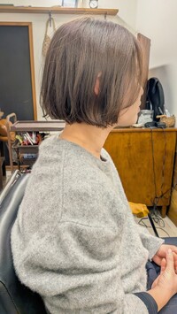 オリーブベージュ